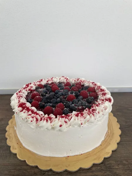 Biela smotanová torta s malinami, čučoriedkami a šľahačkovým vencom