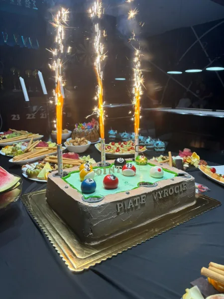 Obdĺžniková torta v tvare biliardového stola s prskavkami a nápisom Piate výročie