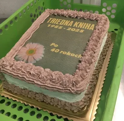 Obdĺžniková torta v tvare triednej knihy s jedlou potlačou 1985 – 2025 a ružovým zdobením