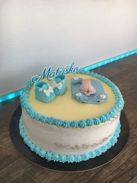 Krstinová torta v modrej a smotanovej s marcipánovými topánočkami a nápisom Matúško